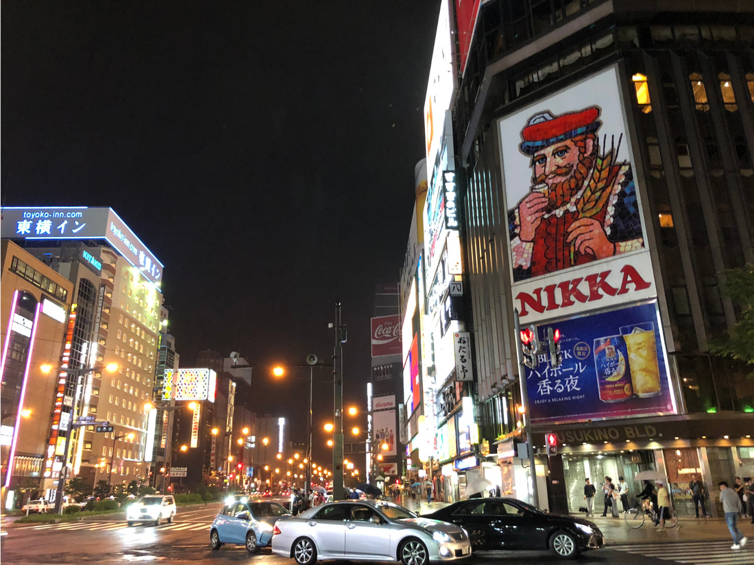 角打ちや居酒屋など日本で日本酒が楽しまれるシーン