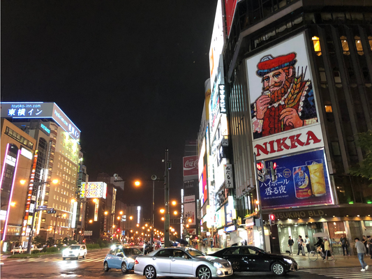 角打ちや居酒屋など日本で日本酒が楽しまれるシーン